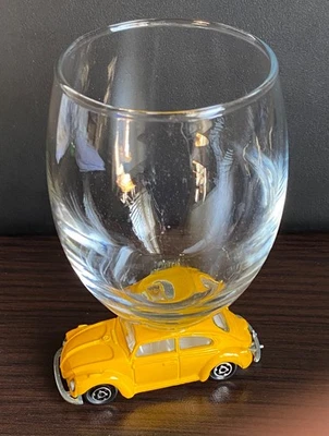Antiguo VOLKSWAGEN AMARILLO VW ESCARABAJO COCHE Diecast Majorette #203 1302 6 oz VIDRIO DE VINO Foto 1 de 4