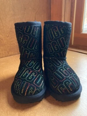 Botas UGG Clásicas Gráficas Puntada Niños Negras Talla US 6 NUEVAS SIN CAJA Foto 1 de 4