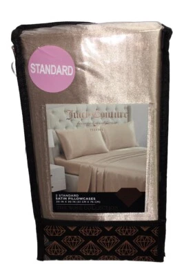 JUEGO DE 2 FUNDAS DE ALMOHADA ESTÁNDAR SATINADAS DORADAS JUICY COUTURE Colección Rose’ NUEVO EN PAQUETE Foto 1 de 3