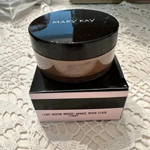 MARY KAY SILKY SETTING POWDER LIGHT-MEDIUM BRONZE  NEW FRESH BOXED FULL SIZE - Picture 1 of 2