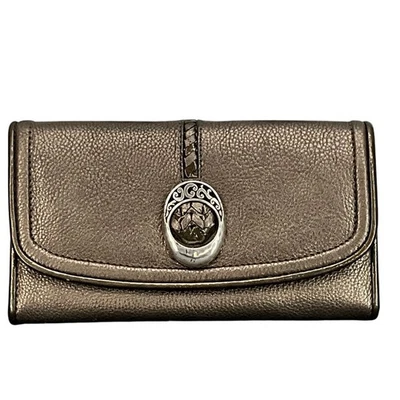 Cartera grande Brighton de cuero granulado de bronce medallón plateado triple pliegue   Foto 1 de 4
