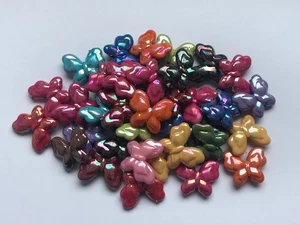 20 große Kunststoff Perlenoptik Acryl Schmetterling Perlen gemischte Farben - Bild 1 von 1