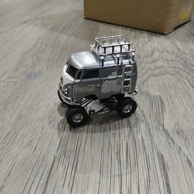 Furgoneta de reparto VW Machines Kustom 1960 4x4 Navidad osos polares Foto 1 de 4