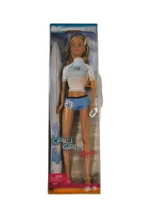 Mattel 2004 Barbie Cali Girl Surfer bambola supporto profumato è incluso - Foto 1 di 17