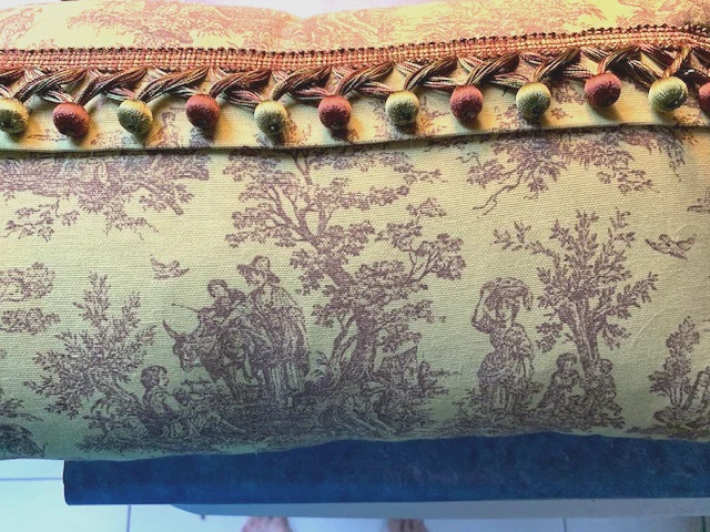 Сделанный на заказ туалет French Country Life золотисто-коричневый с красной/золотой бахромой - Изображение 1 из 3