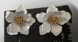 ANTHROPOLOGIE 3D BRIGITTE FLORAL POST STUD EARRINGS White Gold FINISH 73-g✅ - Picture 1 of 3