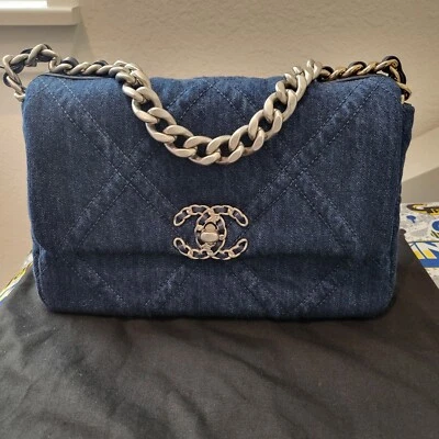 Autêntica Bolsa Chanel DENIM 19 Usada Pequena - Imagem 1 de 4