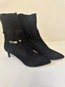 Nuevo en caja Moschino Gamuza Botines Precio de venta sugerido por el fabricante $695 Talla 37 - Imagen 1 de 5