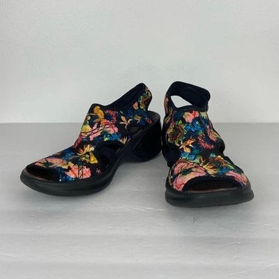 Sandalias florales para mujer Bzees Kiss talla 9 M cómodas acolchadas flexibles de tela negra Foto 1 de 4
