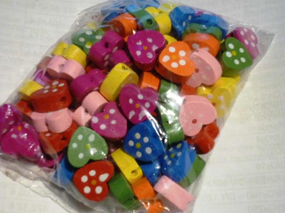 100 Stück Holzperlen bunte Herzen Mix Perlen  12x14mm Mix  zum basteln Neu ! - Bild 1 von 1