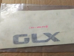 SEAT CORDOBA GLX FREGIO GRIGIO STEMMA LOGO EMBLEMA NUOVO ORIGINALE 6K5853714B - Picture 1 of 2