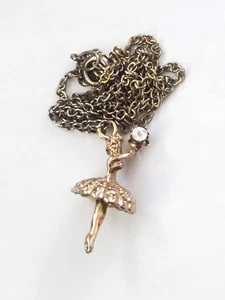 Vintage goldfarben Messing tanzende Ballerina Anhänger Charm mit Gravur, Länge 18" - Bild 1 von 4