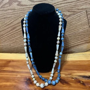 Lote de 2 hebras de collar vintage de perlas sintéticas con cuentas tonos azules y crema cierre de tornillo - Imagen 1 de 7
