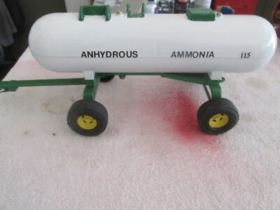 1/16 SCALE  CUSTOM ERTL JOHN DEERE ANHYDROUS AMMONIA TANK - Image 1 of 4