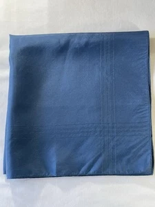 Pañuelo/pañuelo de bolsillo de seda grande vintage - azul medio - hecho en inglés - Imagen 1 de 3