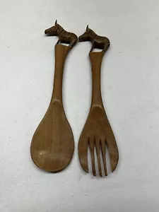 Juego de servir pinzas para ensaladas de madera africana tallada a mano de cebra de 12" - Imagen 1 de 7