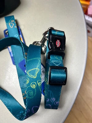 Juego de collar de perro a juego y correa de plomo verde gasolina con diseño estampado de patas 40-65 cm Foto 1 de 3