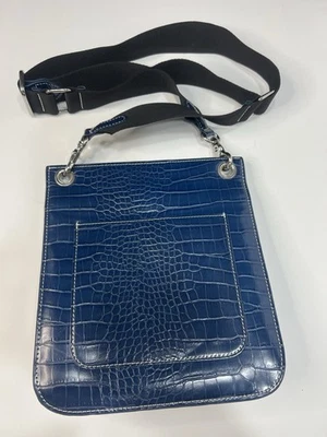 Bolso Mensajero Urban Outfitters Alma Azul Imitación Croc Foto 1 de 4
