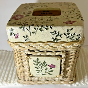 Caja de pañuelos vintage tejida de mimbre y ratán bohemia para baño floral - Imagen 1 de 8