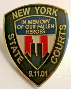 9/11/01 TRIBUNALES DEL ESTADO DE NUEVA YORK "EN MEMORIA DE NUESTROS HÉROES CAÍDOS" PIN CONMEMORATIVO - Imagen 1 de 1