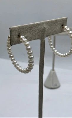 Pendientes tipo argolla de oro amarillo de 14K FW perlas de 1,25" 4,4 g Foto 1 de 4