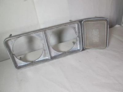 Bisel de faro lateral derecho 74 Mercury Montego OEM D4GB-13056-A Foto 1 de 4