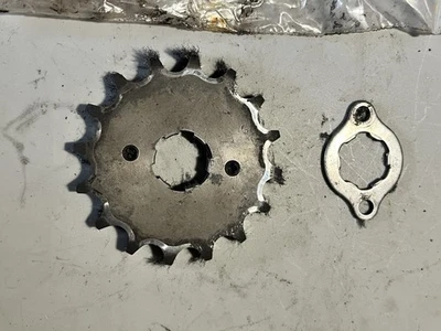 1974 74-76 Honda CB360 E OEM Front Sprocket Pinon Gear With Clip - Image 1 of 3