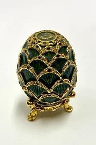 Elegantes Schmuckstück Fabergé-Stil Ei mit Schmucksteinen grün & gold Emaille aufklappbar mit Ständer - Bild 1 von 12