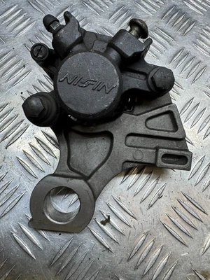 PINZA DE FRENO TRASERA HONDA CBR1000RR 2006 2007 RR6 RR7 CON SOPORTE DE SUSPENSIÓN Foto 1 de 2