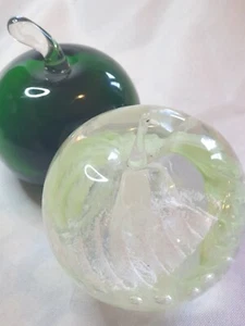 Vintage green Art Glass Apple Paperweight and clear and green apple x 2  - Picture 1 of 12