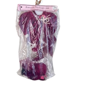 Babearian Inn MI Outfit 1996 burgunderrot Samt Kleid Hut 17-18" Puppenkleidung neu aus altem Lagerbestand - Bild 1 von 10