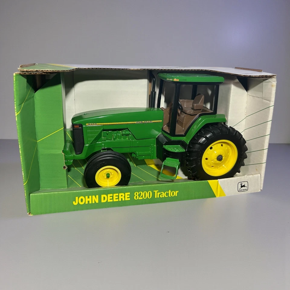 VTG ERTL John Deere 8200 Farm Tractor 1/16 1995 NIB - Image 1 of 4