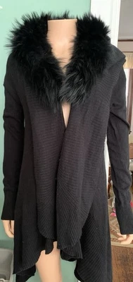 Cardigã Love Token novo com etiquetas acabamento de pele tamanho L Saks Fifth Avenue - Imagem 1 de 4