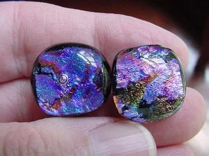 (DE22-3) Blue Purple red sparkle swirl Dichroic fused glass pierced earrings - Bild 1 von 2