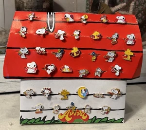 Vintage Aviva Papp Thekenaufsteller mit 72 Emaille Snoopy Ringen Deadstock - Bild 1 von 20