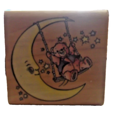 Estampida de goma montada en madera sello de goma A782E Beary balanceándose en la luna bebé Foto 1 de 4