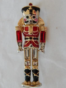 Monet Nussknacker Weihnachtsbrosche: Strass, Emaille - Bild 1 von 5