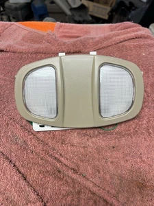 2004-2009 Vue Equinox Torrent beige mapa superior domo conjunto de lámpara OEM - Imagen 1 de 2