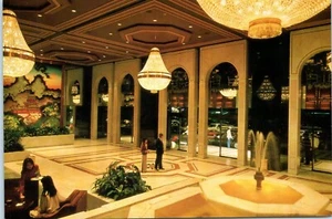 Magnificent Lobby of Shangri La Hotel Hong Kong China Postcard - Picture 1 of 2