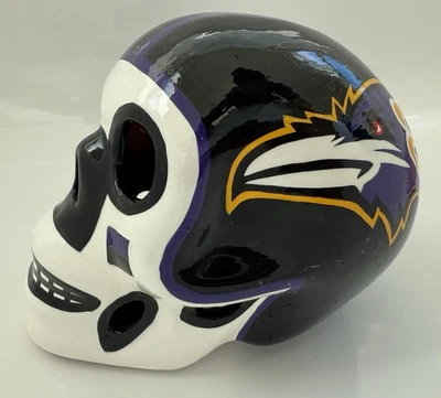 Casco pintado a mano coleccionable calavera cerámica temática Baltimore Ravens Foto 1 de 4
