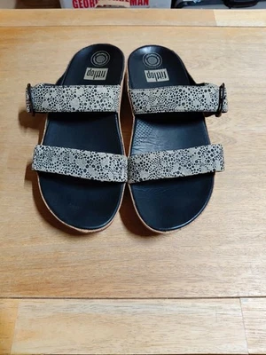 Fitflop 女式 9 码黑色灰色舒适拖鞋楔形凉鞋堆叠麂皮绒鞋 — 第 1/4 张图片