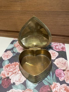 Scatola portagioie vintage ottone a forma di cuore con cerniera ricordo vanità  - Foto 1 di 6