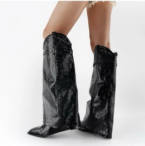 Fold Over 7,5 spitz zulaufende Stiefel mit Blumenstickerei Design. SCHÖNER STIEFEL (V) - Bild 1 von 6