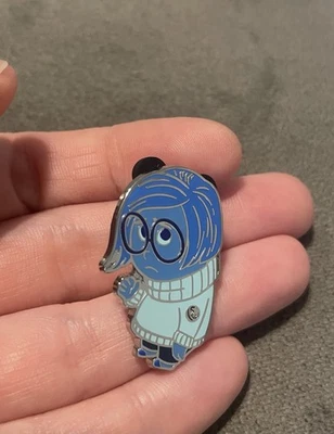 Prendedor oculto Mickey Disney serie azul tristeza 2025 parques Disney WDW WDW Foto 1 de 2