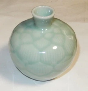 SMALL CELADON GREEN GLAZED CERAMIC POTTERY KOREAN VASE SIGNED BY THE MAKER - Picture 1 of 3