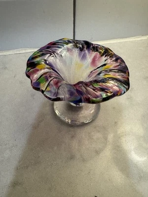 JARRÓN PEQUEÑO DE VIDRIO SOPLADO A MANO COLORIDO CON FONDO DE VIDRIO TRANSPARENTE Tamaño en fotos  Foto 1 de 4