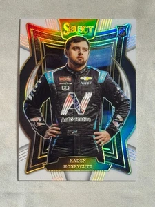 Tribuna Panini Select Racing 2025 blanca Kaden Honeycutt RC/99 #98 NASCAR - Imagen 1 de 2