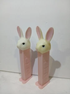 2 Vintage Hase Osterhase PEZ Süßigkeitenspender mit Füßen 1993 Made in Slovenia - Bild 1 von 6