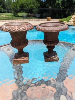 Antigua jardinera de hierro fundido Medici estilo francés de bronce 5" dos urnas Foto 1 de 4