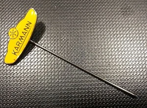 Karmann Anstecknadel Wolke gelb Ausgabe 1985 lange Nadel 25x10mm - Picture 1 of 1